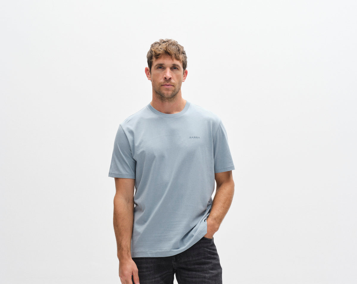 Lichtblauwe T-shirt gedragen door model