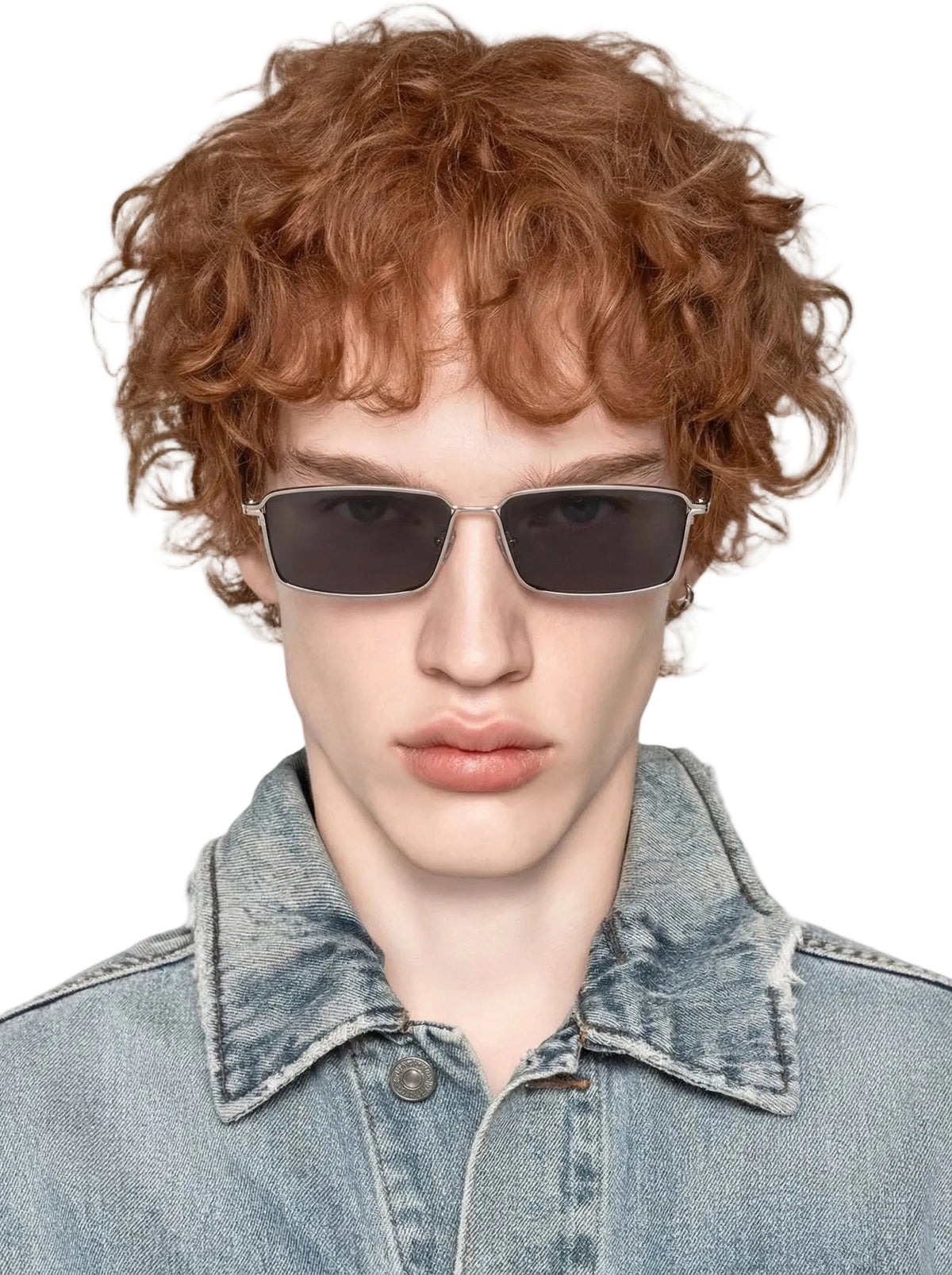 Zonnebril met zilveren rand en donkere glazen, gedragen door model LAB10MENSWEAR.NL