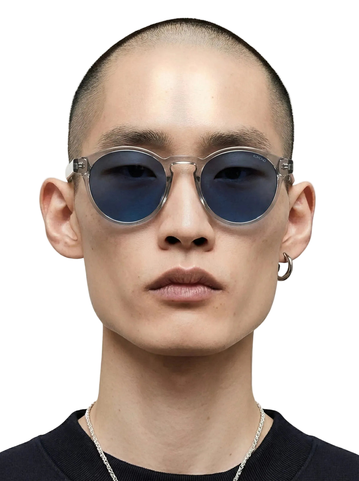 Zonnebril op gezicht: ronde blauwe glazen, zilveren montuur, metalen pootjes LAB10MENSWEAR.NL
