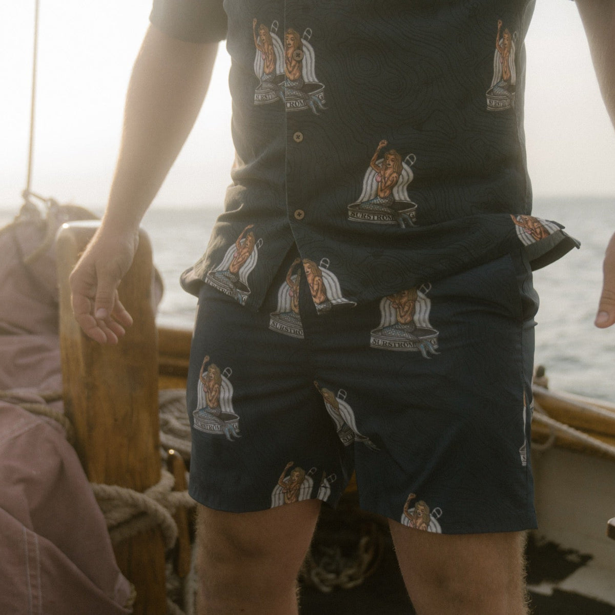 Zwemshort donkerblauw met zeemeerminprint, gedragen met elastische taille