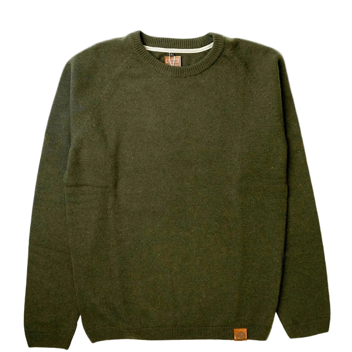 Groene gebreide trui met ronde hals, lange mouwen en geribde boorden; oranje label onderaan.