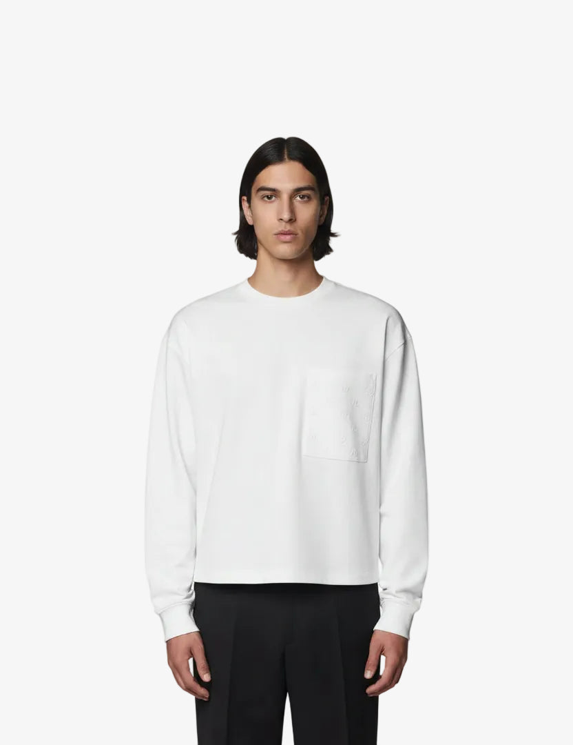 Off-white longsleeve met ronde hals en borstzak, rechte pasvorm.