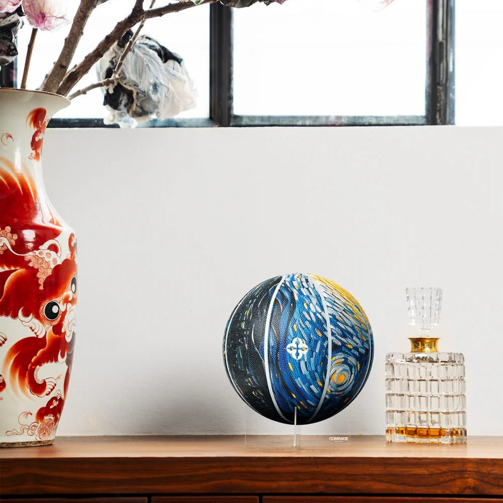Basketbal met blauw-zwarte swirl en witte lelie-prints