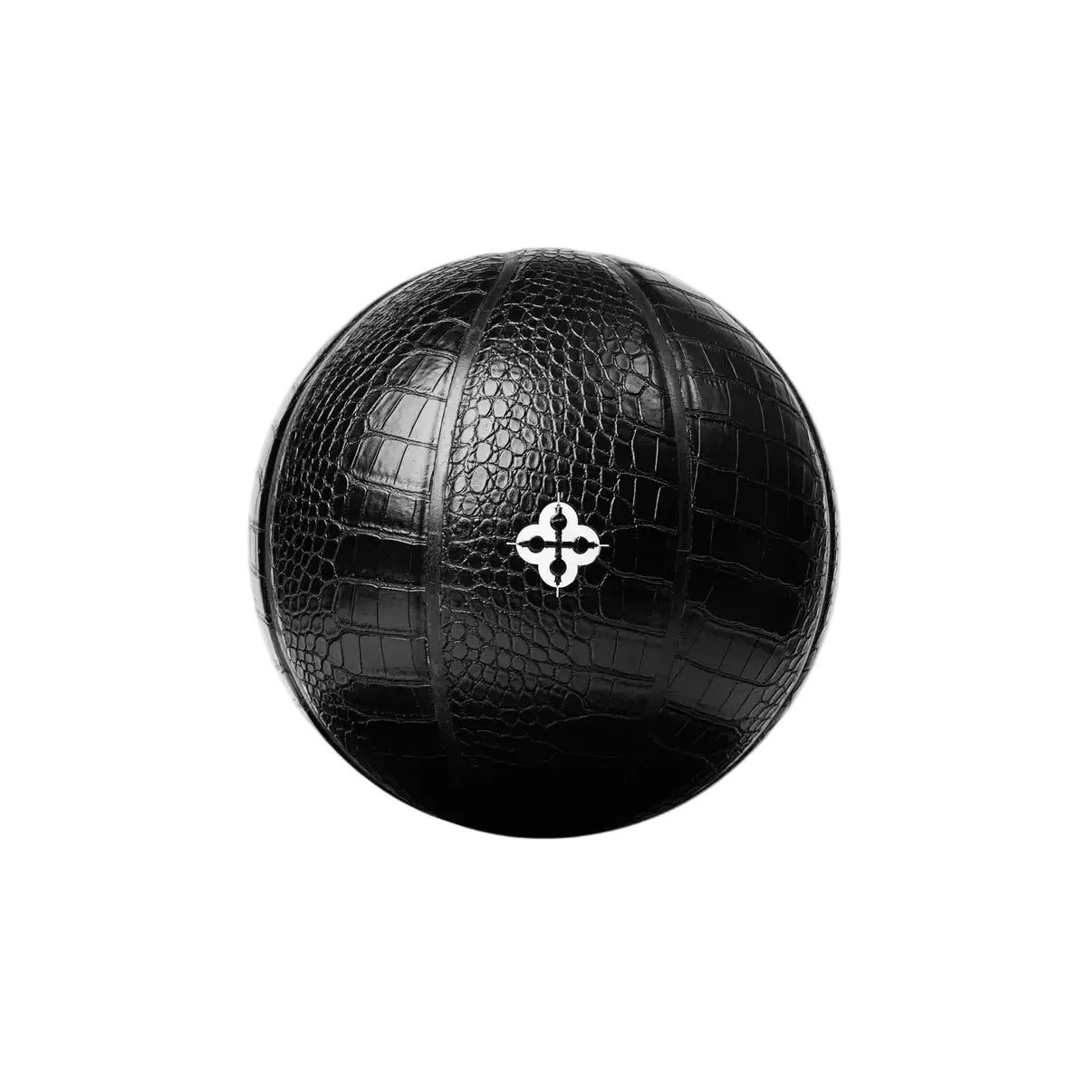 Zwarte basketbal met krokodillennerf en wit kruis-embleem, close-up