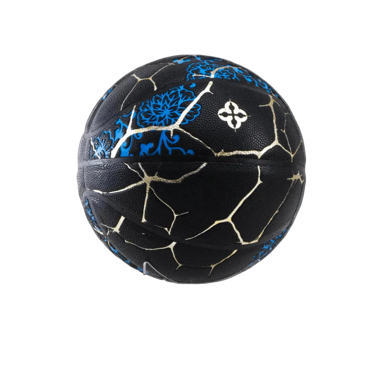 Donkerzwarte basketbal met blauwe kintsugi-cracks en gouden sierlijnen, met klaverlogo