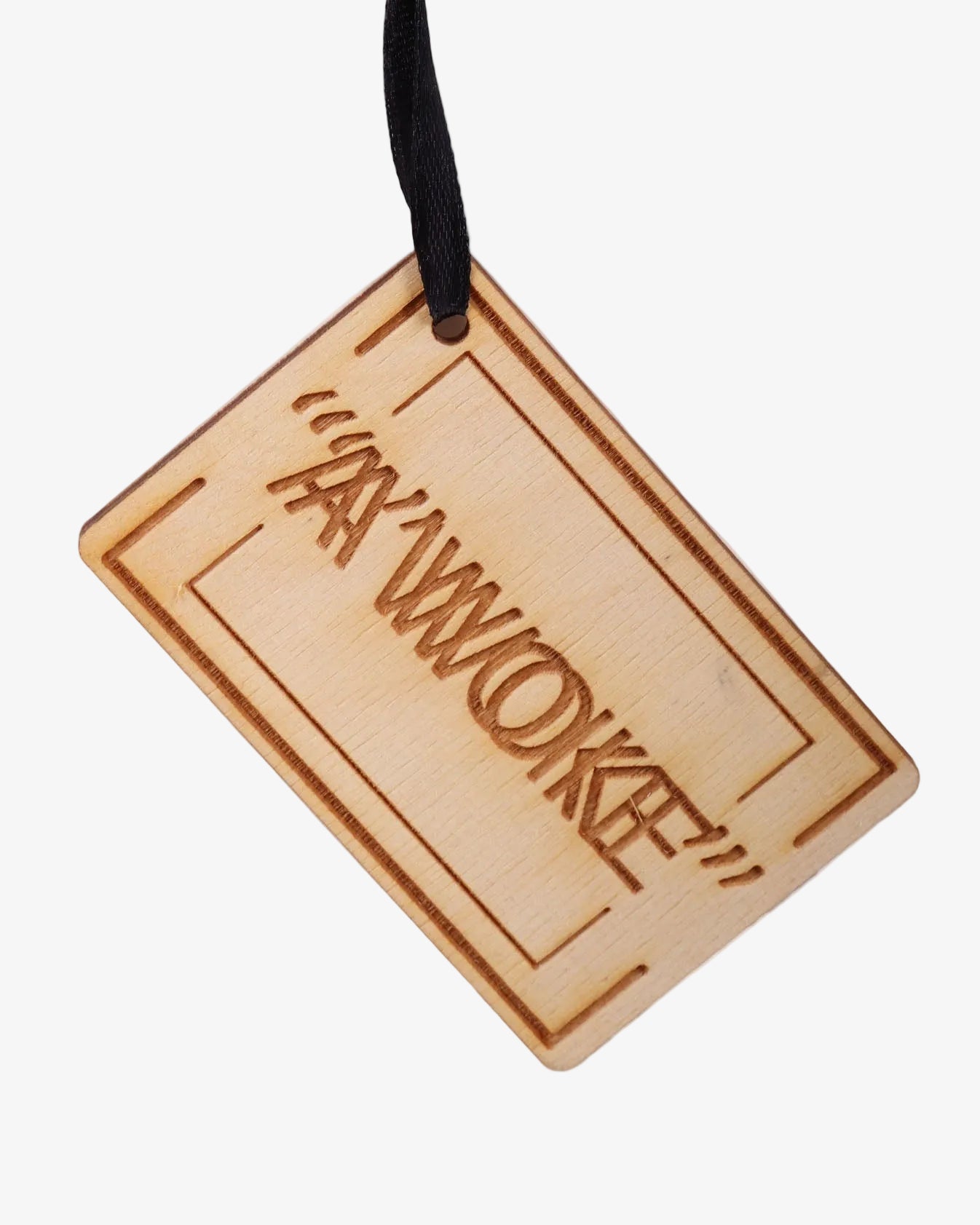 Houten hanglabel met tekst A'WOKE en zwart koordlusje LAB10MENSWEAR.NL