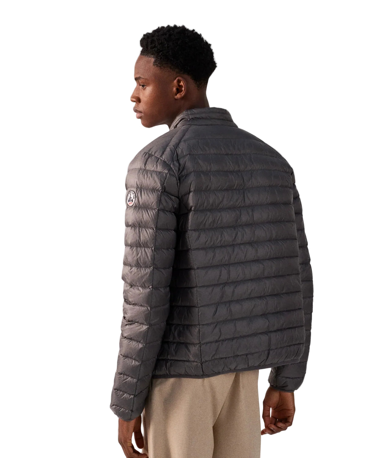 Antraciet donsjas met logopatch op de mouw, achterzijde met horizontale quilting