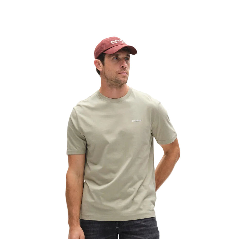 Lichtgroen T-shirt met logo op de borst, model in zijaanzicht