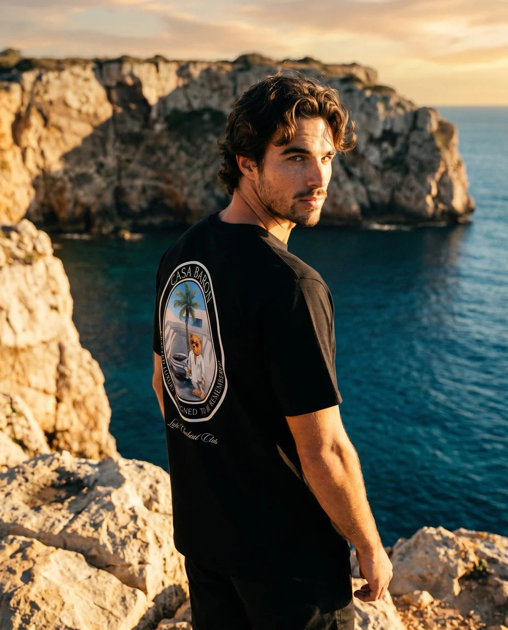 Zwart T-shirt met ovale mouwprint en rugdetail zichtbaar