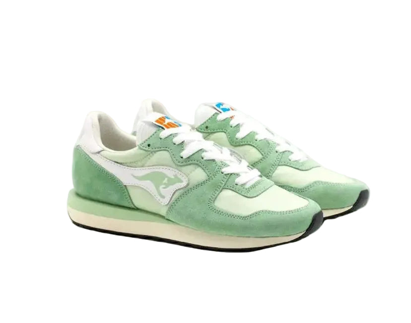 Groene lage sneaker met witte veters en logo op de zijkant, front-zijaanzicht.
