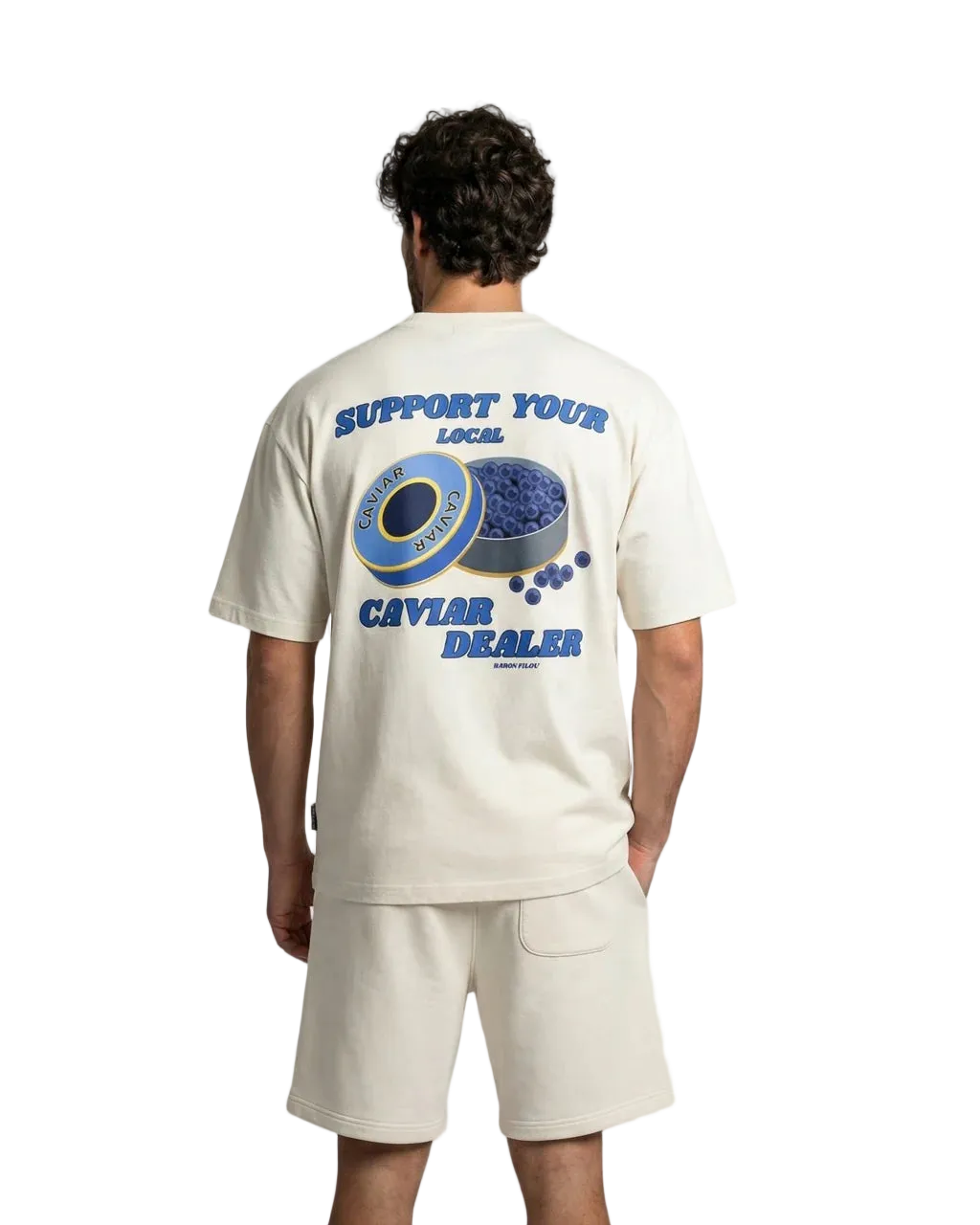 Off-witte T-shirt met blauwe backprint, gedragen met bijpassende shorts