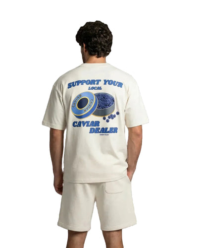 Off-witte T-shirt met blauwe backprint, gedragen met bijpassende shorts