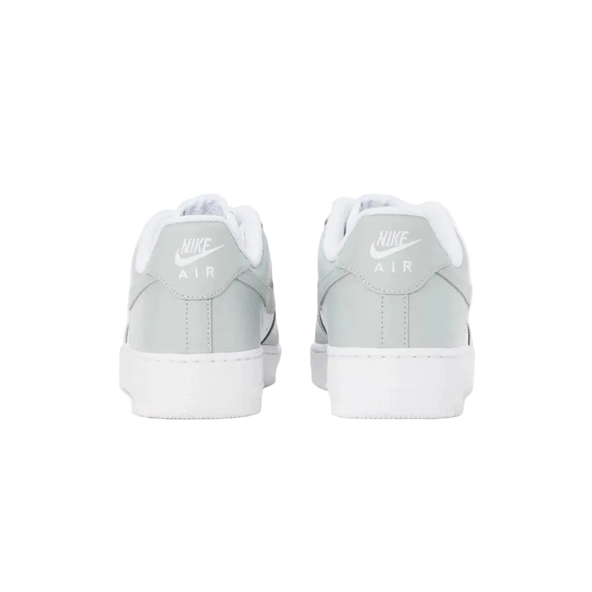 Nike Air Force 1 sneakers achterkant met Nike-logo op hielkap, wolfgrijs en wit
